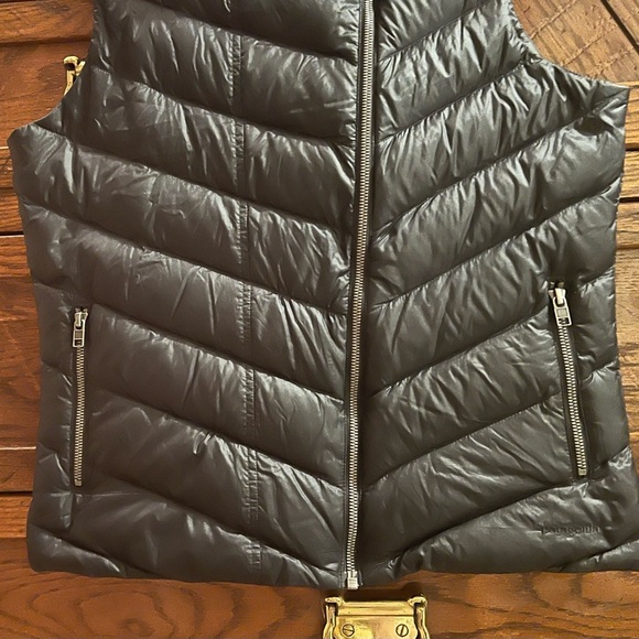 Patagonia Women’s Down Puffer Vest Jacket Black Diagonal Full Zip Size Medium - Picture 8 of 11